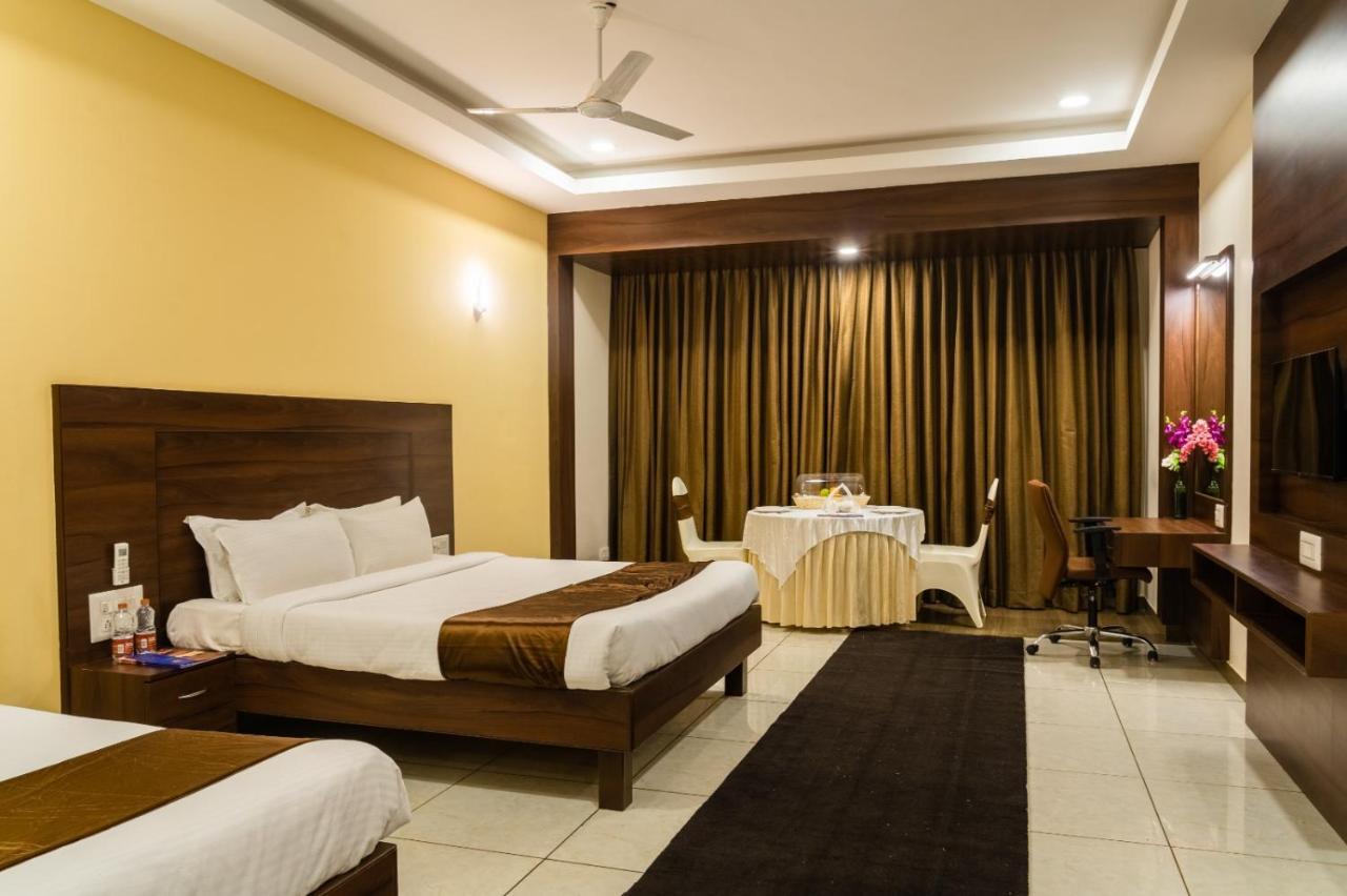 The King'S Meadows Hotel Golhalli Luaran gambar