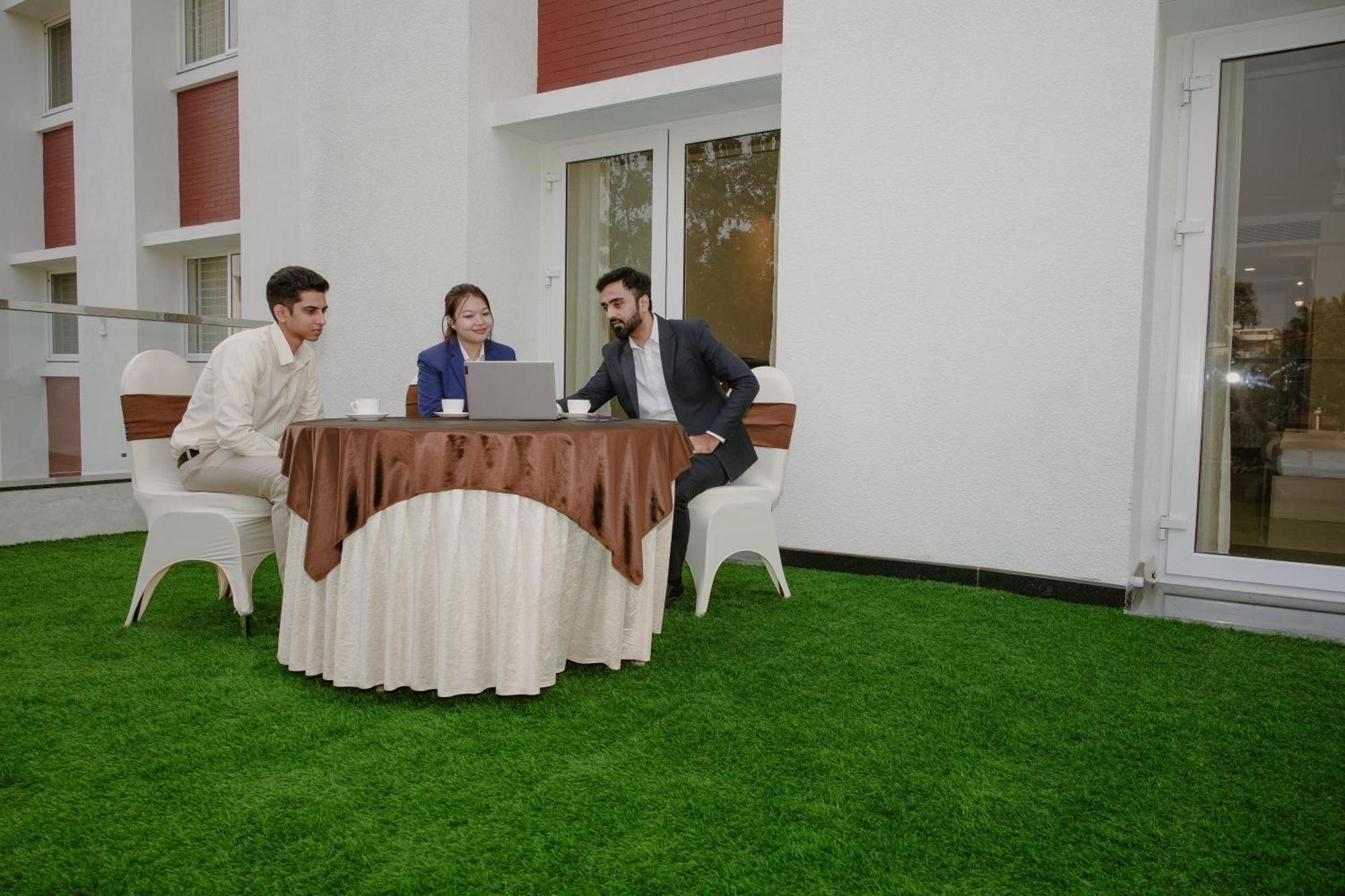 The King'S Meadows Hotel Golhalli Luaran gambar
