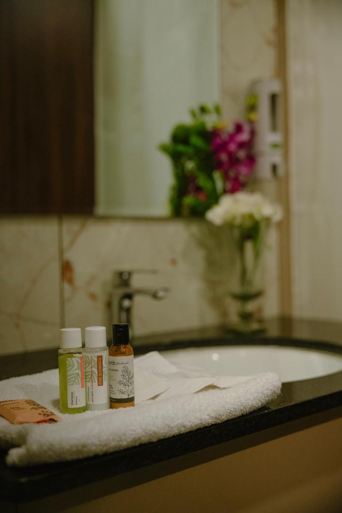 The King'S Meadows Hotel Golhalli Luaran gambar